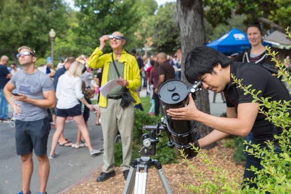 Viewing the solar eclipse at the Menlo Park Library